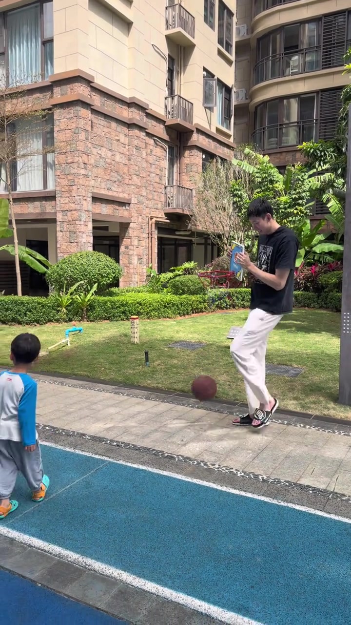 OD体育平台-放假陪伴家人！周琦与儿子打篮球：涂涂的人形篮筐